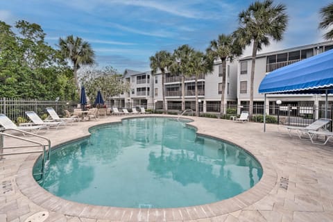 Condo with Pool and Gulf Access on Anna Maria Island! Apartment in Holmes Beach