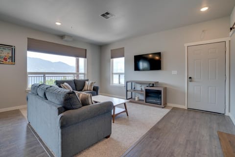 Lake Chelan Condo with Resort Pool and Hot Tub! Apartment in Manson