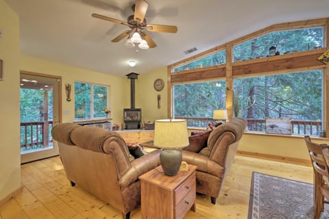 Spacious Cabin, Walk to Big Trees State Park! House in Dorrington