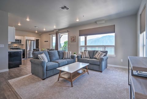 Lake Chelan Condo, Walk to Brewery and Wineries Condo in Manson