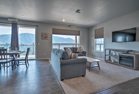 Lake Chelan Condo, Walk to Brewery and Wineries Condo in Manson