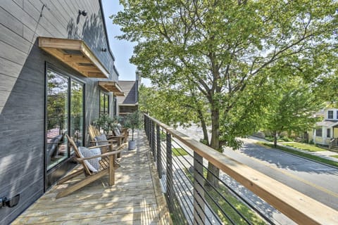 Modern Townhome with Deck - half Mi to Elkhart Lake! Casa in Elkhart Lake