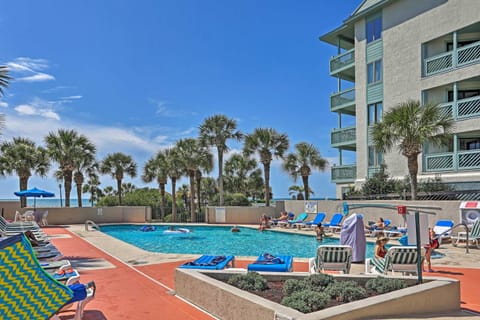 Romantic Summer Getaway with Community Pool Access Condo in Myrtle Beach