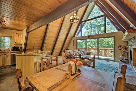 Luxe Lake Arrowhead Home with Game Room and Hot Tub Maison in Lake Arrowhead
