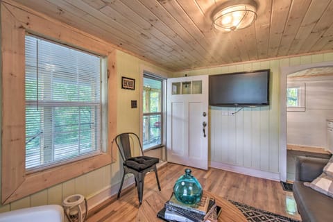 Cozy Candler Cottage - 11 Mi to DT Asheville! House in Candler