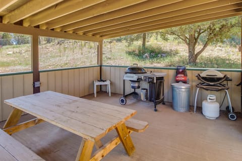 Heber-Overgaard Cabin with BBQ Patio and Fire Pit! Casa in Heber-Overgaard