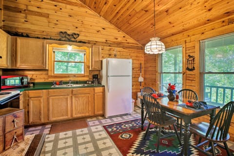 Secluded Studio with Deck, about 8 Miles to Beaver Lake! Maison in Eureka Springs