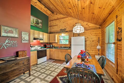 Secluded Studio with Deck, about 8 Miles to Beaver Lake! House in Eureka Springs
