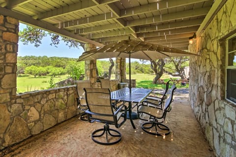 Scenic Cottage with Views, 17 mi to San Antonio! Haus in San Antonio