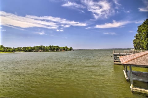 Waterfront Lake Home with Deck - New Renovations! Haus in Lake Conroe
