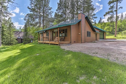 Family Cabin with Hot Tub and Patio - 9 Mi to Deadwood House in North Lawrence