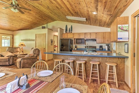 Family Cabin with Hot Tub and Patio - 9 Mi to Deadwood House in North Lawrence