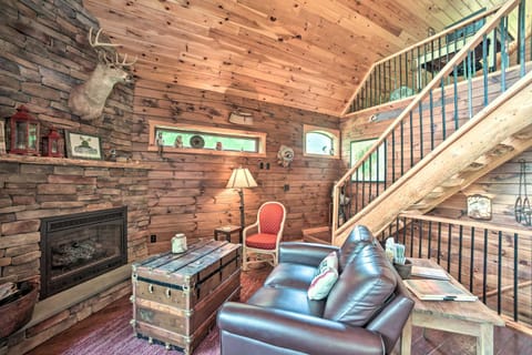 Quiet Adirondack Cabin on Private Lake! Casa in Adirondack Mountains