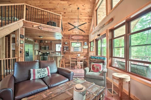 Quiet Adirondack Cabin on Private Lake! Haus in Adirondack Mountains