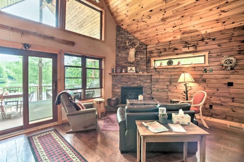Quiet Adirondack Cabin on Private Lake! Casa in Adirondack Mountains