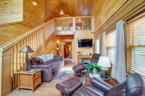 Cabin on 22 Acres with Patio - 3 Mi to Blowing Rock! House in Caldwell