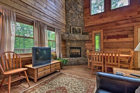 Cabin with 22 Acres and Patio - 3 Mi to Blowing Rock Maison in Caldwell