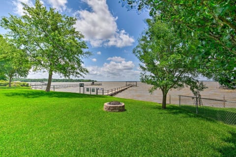 Kemp Home with Deck, Steps to Cedar Creek Lake! Maison in Cedar Creek Reservoir