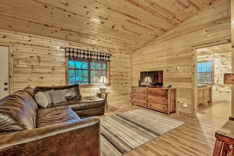 Broken Bow Starlight Cabin with Private Hot Tub! Casa in Oklahoma