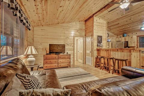 Broken Bow Starlight Cabin with Private Hot Tub! Haus in Oklahoma
