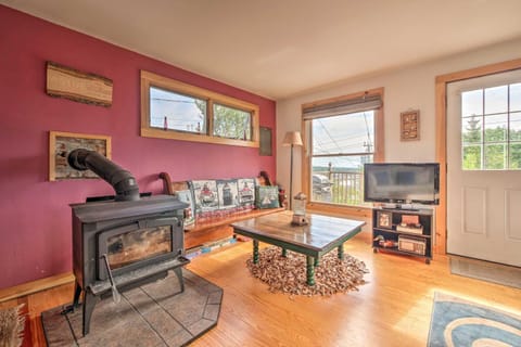 Acadia National Park Home with Deck and Ocean View! Casa in Southwest Harbor