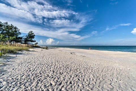 Anna Maria Island Resort Condo with Prime Location! Condominio in Bradenton Beach