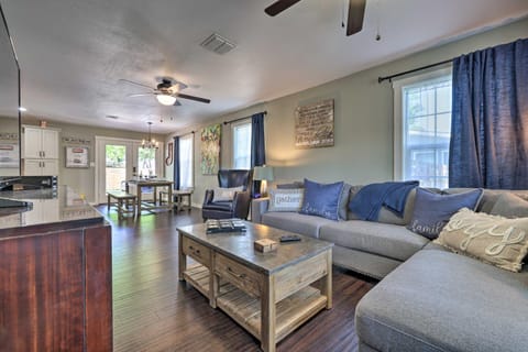 Cozy Retreat with Hot Tub and Fire Pit Close to Main! House in Fredericksburg