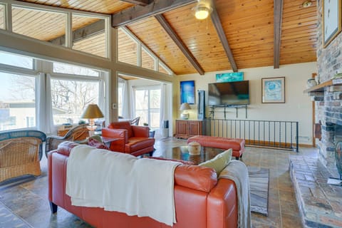 Cedar Lake Retreat with Boathouse and Dock! Appartamento in Minnesota