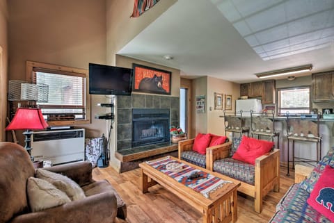 Spacious Rustic Condo with Deck, Short Walk to Slopes Condo in Angel Fire