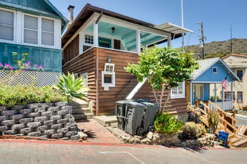Charming Catalina Gem with Deck Walk to the Beach! Haus in Avalon