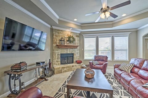 Deluxe Family Getaway with Private Pool and Hot Tub! House in College Station