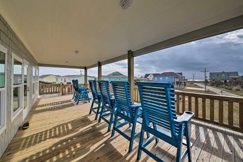 Crystal Beach Home with Deck and Ocean Views Haus in Bolivar Peninsula