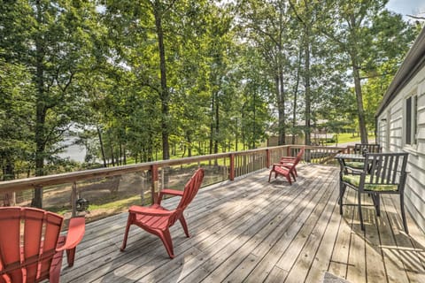 Family Home with Deck on Kentucky Lake! House in Lake Barkley