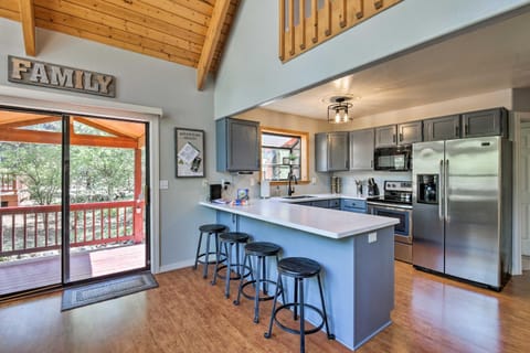 Modern Munds Park Home with Loft, Deck and Fire Pit Casa in Munds Park