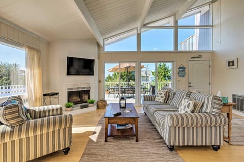 Westhampton Beach Home with Deck and Ocean Views! Haus in Long Island