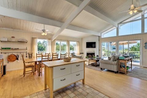 Westhampton Beach Home with Deck and Ocean Views! Maison in Long Island