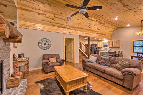 Cabin with Hot Tub and Grill - 6 Mi to Broken Bow Lake House in Oklahoma