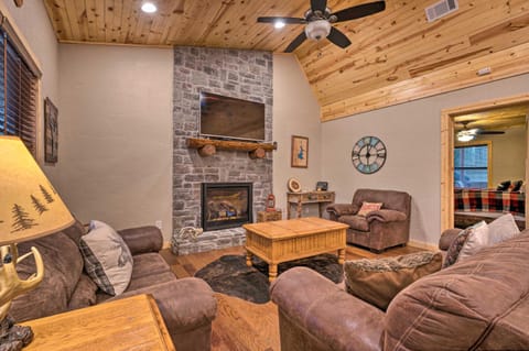 Cabin with Hot Tub and Grill - 6 Mi to Broken Bow Lake Maison in Oklahoma