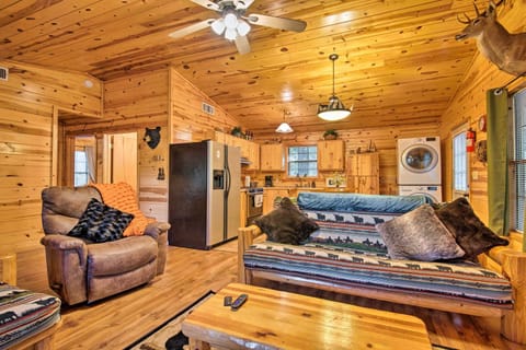 Broken Bow Cabin with Hot Tub, Near Hiking and Fishing House in Oklahoma