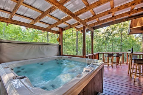 Broken Bow Cabin with Hot Tub, Near Hiking and Fishing House in Oklahoma