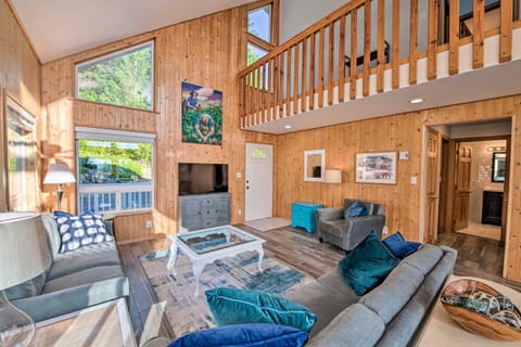 Hood Canal Home with Hot Tub - Bordering Olympic NP! Haus in Brinnon