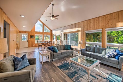 Hood Canal Home with Hot Tub - Bordering Olympic NP! Maison in Brinnon