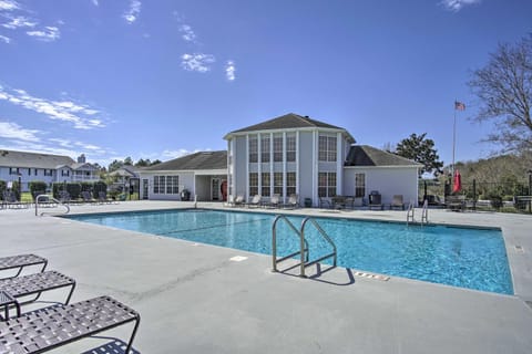Gulf Shores Condo with Pool Access, 5 Mi to Beach! Copropriété in Gulf Shores
