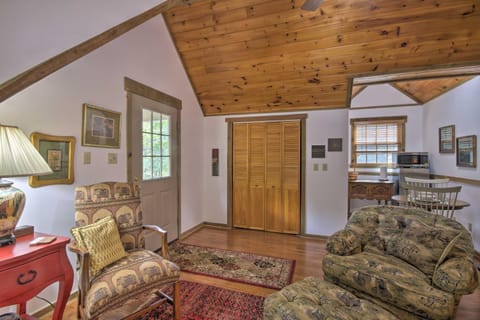 Couples Cabin - 5 Mi to DT Berkeley Springs! House in Shenandoah Valley