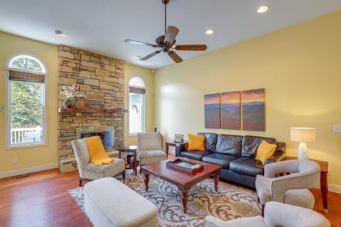 Asheville Retreat with Hot Tub and Game Room! Casa in Asheville