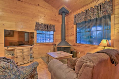 Hochatown Hideaway Hot Tub, Grill and Fire Pit! Casa in Broken Bow