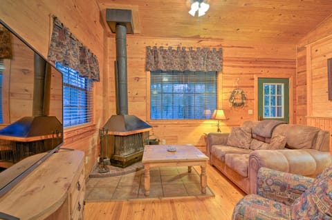 Hochatown Hideaway Hot Tub, Grill and Fire Pit! Casa in Broken Bow