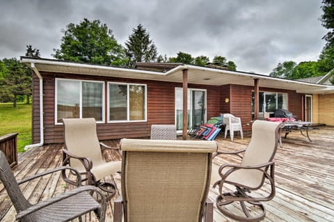 Lake Charlevoix Home with Deck, Walk to Downtown! Casa in Boyne City