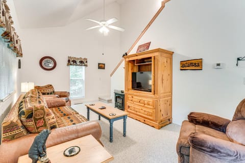 Secluded Cabin with Porch - 7 Miles to Lake Chatuge! Casa in Shooting Creek