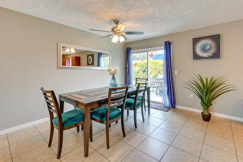Dog-Friendly Home with Yard about 6 Miles to the Beach! Casa in Sarasota